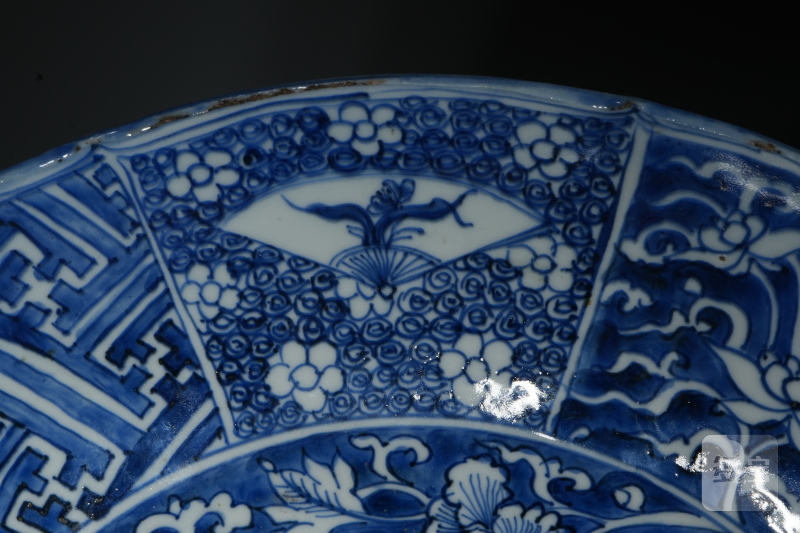 清康熙 青花留白花卉纹大盘 - 图5